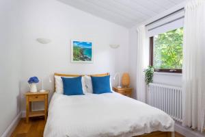 Rural Woodland Lodge with Log Fire & Sunny Deck