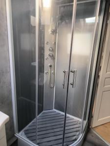 Appartements La Bourboule - Etoile des neiges - Appartement refait a neuf - 2 chambres wifi - randonnee la Roche des Fees : photos des chambres