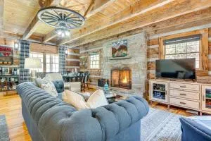 Hot Tub, Fire Pit and Creek Access Whittier Cabin! - شيرروكي