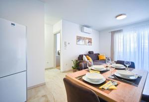 Apartments Lola & Bela - Free Parking & Balcony