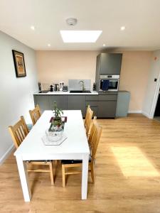 Modern Self Contained Garden Annexe Sleeps up to 4