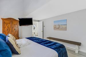 A Wave From ItBy SkyRun Anna Maria