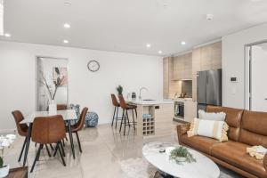 Surfers Paradise Skyline 3BR Free CP Ocean View Apartment