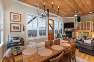 Mountain Views Hot Tub Foosball Dog Friendly