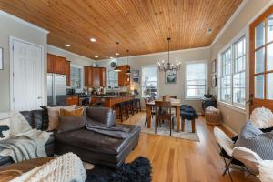 Mountain Views Hot Tub Foosball Dog Friendly