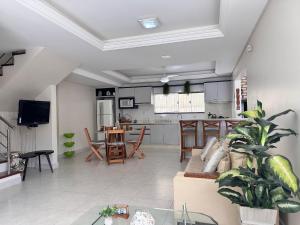 Casa 404 - Aconchegante a 350m do mar em Bombas - Ideal para famílias!