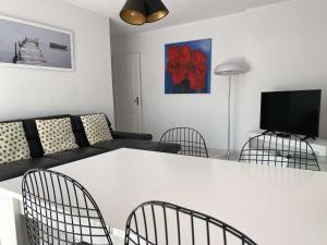 Bel Appartement T2 avec Terrasse et Garage à Balaruc-les-Bains - FR-1-553-269