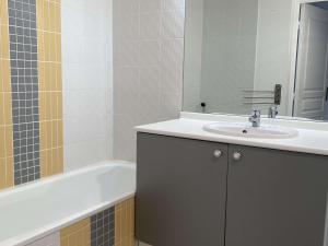 Bel Appartement T2 avec Terrasse et Garage à Balaruc-les-Bains - FR-1-553-269