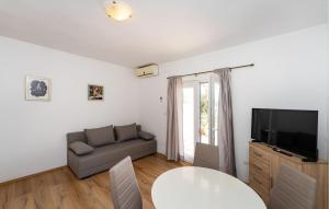 Gorgeous Apartment In Posedarje