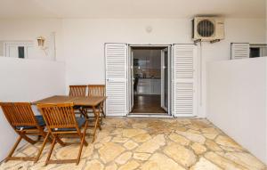 Gorgeous Apartment In Posedarje