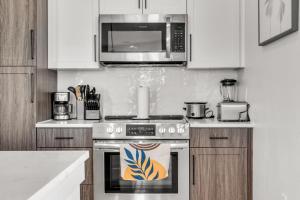 Sunny 2-Bed Oasis Pool and Gym in Apollo Beach