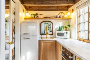 Dreamy Tiny House Cottage with Hot Tub and Garden Patio