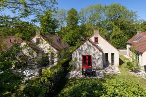 Vacation house with sunny garden near lake
