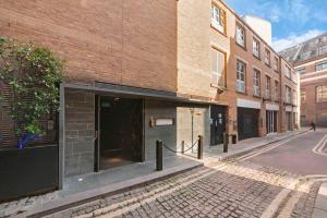 Modern Open-Plan Studio in Central London W1T Sleeps 3