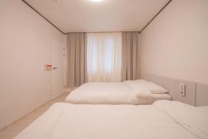 Thread Ground - 3BR Family Apartment in Seoul, 4 Queen Beds, Sleeps 8