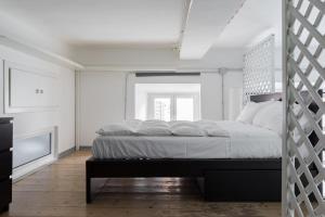 Spacious Modern Loft Steps from Trevi Fountain