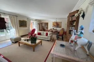 Large house with green garden - 图尔热维尔