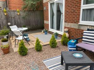 The Sashes - Stylish Apartment - FREE Parking - Ultrafast WIFI - Smart TV - Netflix - sleeps up to 6! Close to Poole Town Center & Sandbanks & Bournemouth