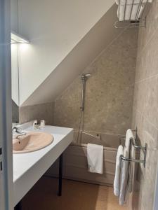 Hotels Hotel Du Theatre Centre Historique - Parking Souterrain Public Gratuit : photos des chambres