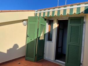 Confortevole camera matrimoniale con terrazza a 500 mt dal mare