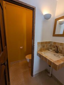 Maisons de vacances Mas traditionnel a Gordes en pleine nature : photos des chambres