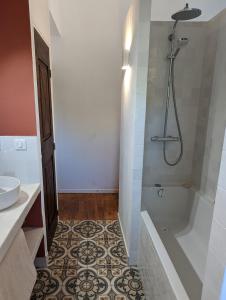 Maisons de vacances Mas traditionnel a Gordes en pleine nature : photos des chambres