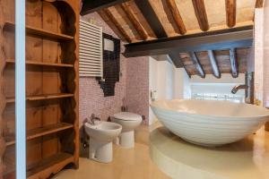 White Room with bathroom and Shared Terrace