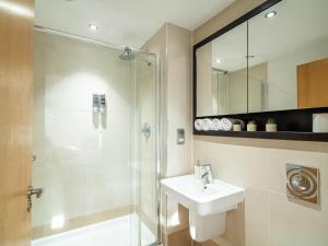 Leeds Dock Balcony & River View 2 Bed Apartment