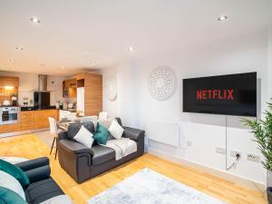 Leeds Dock Balcony & River View 2 Bed Apartment