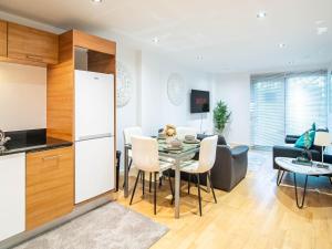 Leeds Dock Balcony & River View 2 Bed Apartment