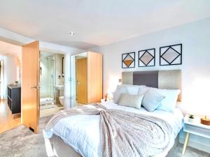 Leeds Dock Balcony & River View 2 Bed Apartment