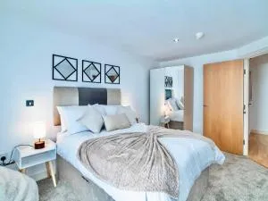 2 Bed Leeds Dock Apartment Balcony and River View - 韦克菲尔德