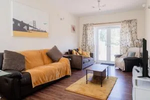 Spacious 6 bedroom House in Dudley with optional Nursery-Drive and Garage-Families and Contractors Welcome - 提普顿