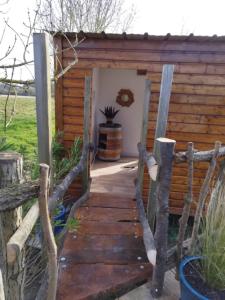 Maisons de vacances Roulotte a la campagne avec son spa a Cabariot : photos des chambres