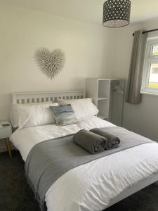 37 Gower holiday village Ty Seren Cosy 2 bedroom chalet with a seasonal indoor pool