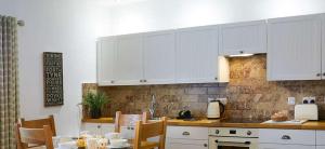Beach Approach Cottage - 30 steps from beach - Luxury house with covered table tennis - Netflix Smart TV