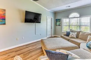 Balcony and Pool Access Serene Little River Retreat - 朗斯