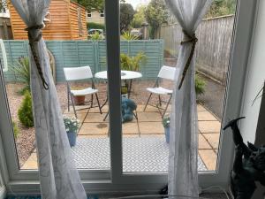 The Sashes - Cozy Apartment - FREE Parking - Ultrafast WIFI - Smart TV - Netflix - sleeps up to 6! Close to Poole Town Center & Sandbanks & Bournemouth