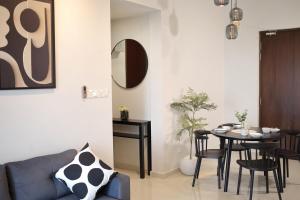Danga Bay 2BR 2WR - Black Or White - Walk to Beach