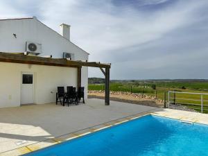 Refúgio sobre a paisagem alentejana