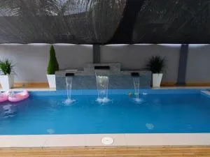 NASUHA HOMESTAY 1 TEMERLOH Semi-D House, 2 Bedroom, 3 Bathroom, 3 Unit Aircond, Free Wifi and Netflix, Near Hospital with Private Pool - Темерлог