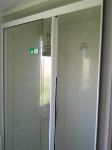 Kingfisher Surf Shack 8 Berth Central Heated Close to site entrance