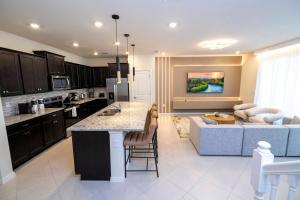 Gorgeous Townhome w 5bd close to Disney 1141