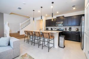 Gorgeous Townhome w 5bd close to Disney 1141