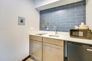 WFH-Friendly Studio Near Lighthouse Beach!