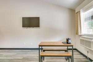 Walk to Shopping and Dining Port Huron Studio