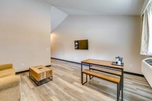 1 Mi to Lighthouse Beach: Port Huron Studio
