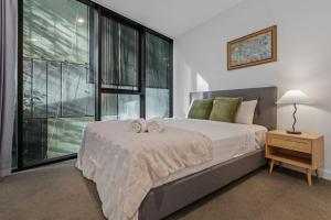 Ultimate Location Chic 2BR Rooftop Pool n Parking