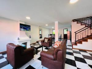 Mansion del Bosque with Jacuzzi 6 Bedroom 5 Bath - 3hvězdičkové hotely ve městě Baños