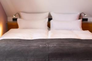Boutique Apartments by Roy Oberhausen